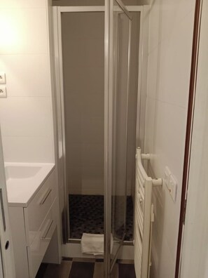 Hair dryer, towels