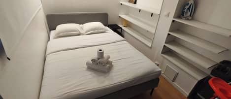 1 dormitorio, escritorio, tabla de planchar con plancha y cuna de viaje