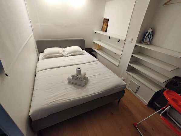 1 chambre, bureau, fer et planche à repasser, lit parapluie