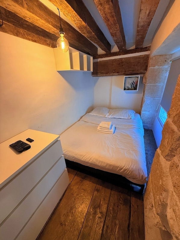 1 habitación, tabla de planchar con plancha y cuna de viaje