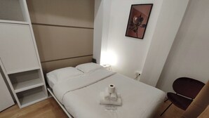 1 chambre, bureau, fer et planche à repasser, lit parapluie