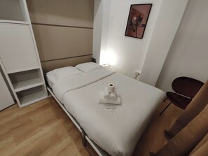 1 sovrum, skrivbord, strykjärn/strykbräda och resesäng