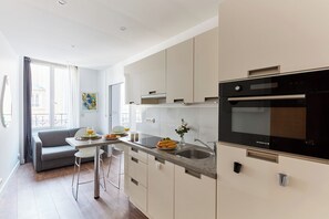 Réfrigérateur, micro-ondes, four, plaque de cuisson