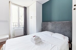 1 chambre, bureau, fer et planche à repasser, lit parapluie