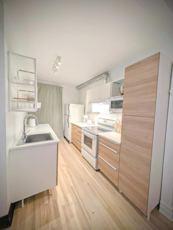 Kühlschrank, Mikrowelle, Ofen, Herdplatte