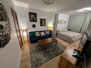 1 Schlafzimmer, Schreibtisch, Bügeleisen/Bügelbrett, Reisekinderbett