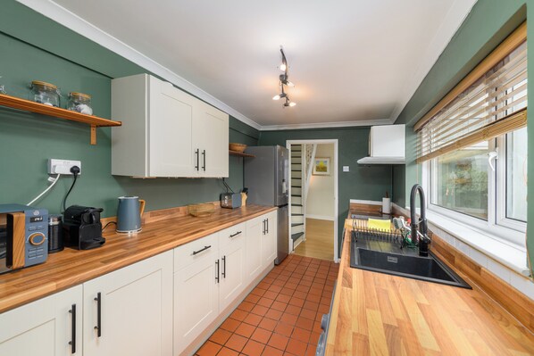 Kühlschrank, Mikrowelle, Ofen, Herdplatte