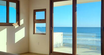 Casa Ohana: Beachfront Family Getaway with Pool & Ocean View