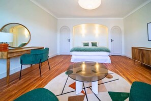 8 habitaciones, escritorio y tabla de planchar con plancha 