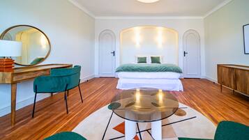 8 slaapkamers, een bureau, een strijkplank/strijkijzer, reisbedje