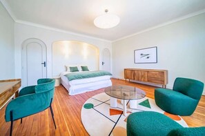 8 chambres, bureau, fer et planche à repasser, lit parapluie