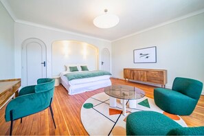 8 Schlafzimmer, Schreibtisch, Bügeleisen/Bügelbrett, Reisekinderbett