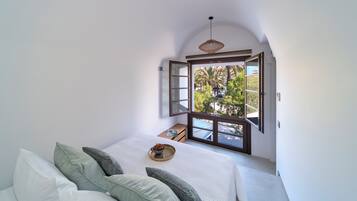 Blackout curtains, soundproofing, iron/ironing board, free WiFi