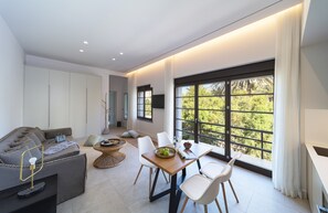 Comfort Apartment, 2 Bedrooms, Kitchen, Park View | Living area