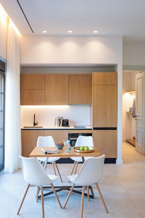 Apartamento Confort, 2 habitaciones, cocina, vistas al parque | Cocina privada | Máquina de café espresso y hervidor eléctrico