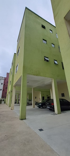 A multi-story parking garage with green-painted columns and a flat roof. - KitTop Praia Grande (Cidade Ocian Praia Grande)