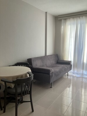 Apartament, balcó | Sala d'estar | Televisor intel·ligent de 43 polzades amb canals per satèl·lit 