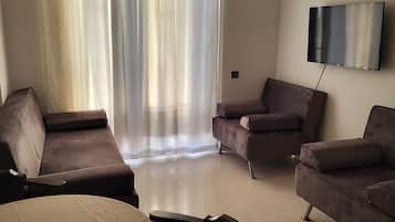 Departamento, balcón | Área de sala de estar | Smart TV de 43 pulgadas con canales vía satélite