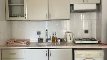 Apartment, Balcony | Dapur peribadi | Peti sejuk