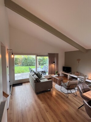 TV - House Specht, large garden facing south and quietly situated. Close to the lake. (Grou)