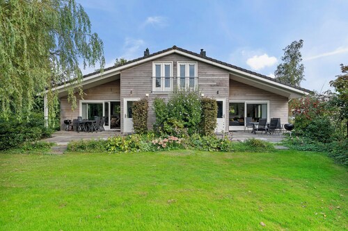 House Specht, large garden facing south and quietly situated. Close to the lake.