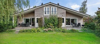 House Specht, large garden facing south and quietly situated. Close to the lake.