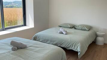 4 bedrooms, travel crib, bed sheets, wheelchair access