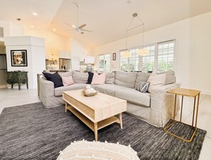 تلفزيون ذكي، كُتُب، مكتب، شاشة كمبيوتر