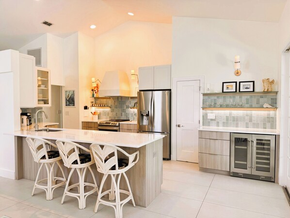 ثلاجة، ميكروويف، فرن، موقد طهي مسطح