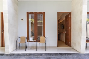 Deluxe Room, Pool View | In-room safe, desk, laptop workspace, free WiFi - Cove Vin Stay (Denpasar)