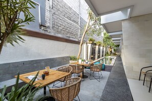 Outdoor pool - Cove Vin Stay (Denpasar)