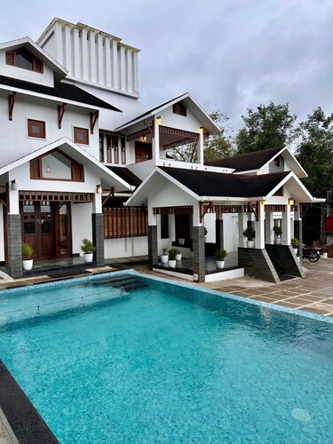 Premium stay in Wayanad with amazing Forest views and Private Infinity Pool.