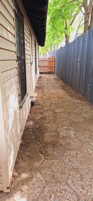 Property grounds - A 3-bedroom house in NE Fort Worth with WiFi, AC, and plenty of parking. (Fort Worth)