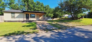 Exterior - A 3-bedroom house in NE Fort Worth with WiFi, AC, and plenty of parking. (Fort Worth)