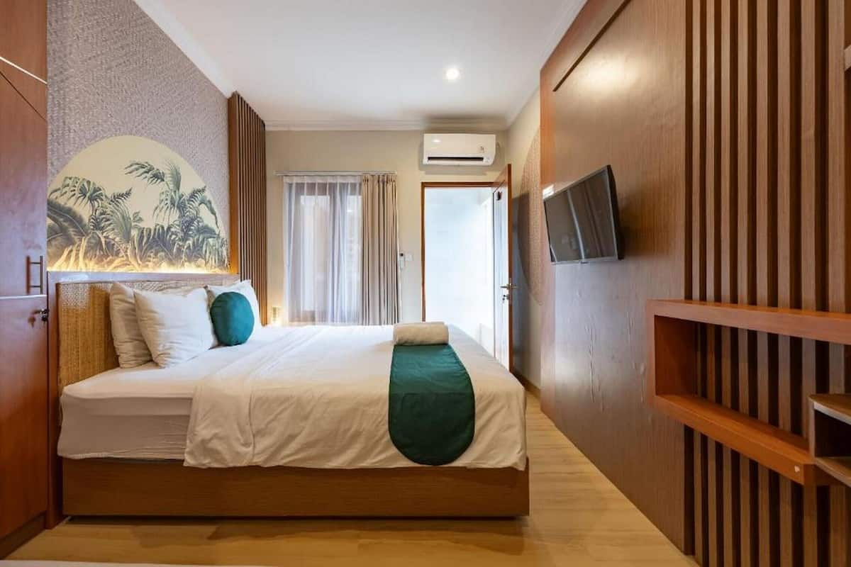Suite, Pool View | 1 bedroom, desk, laptop workspace, free WiFi