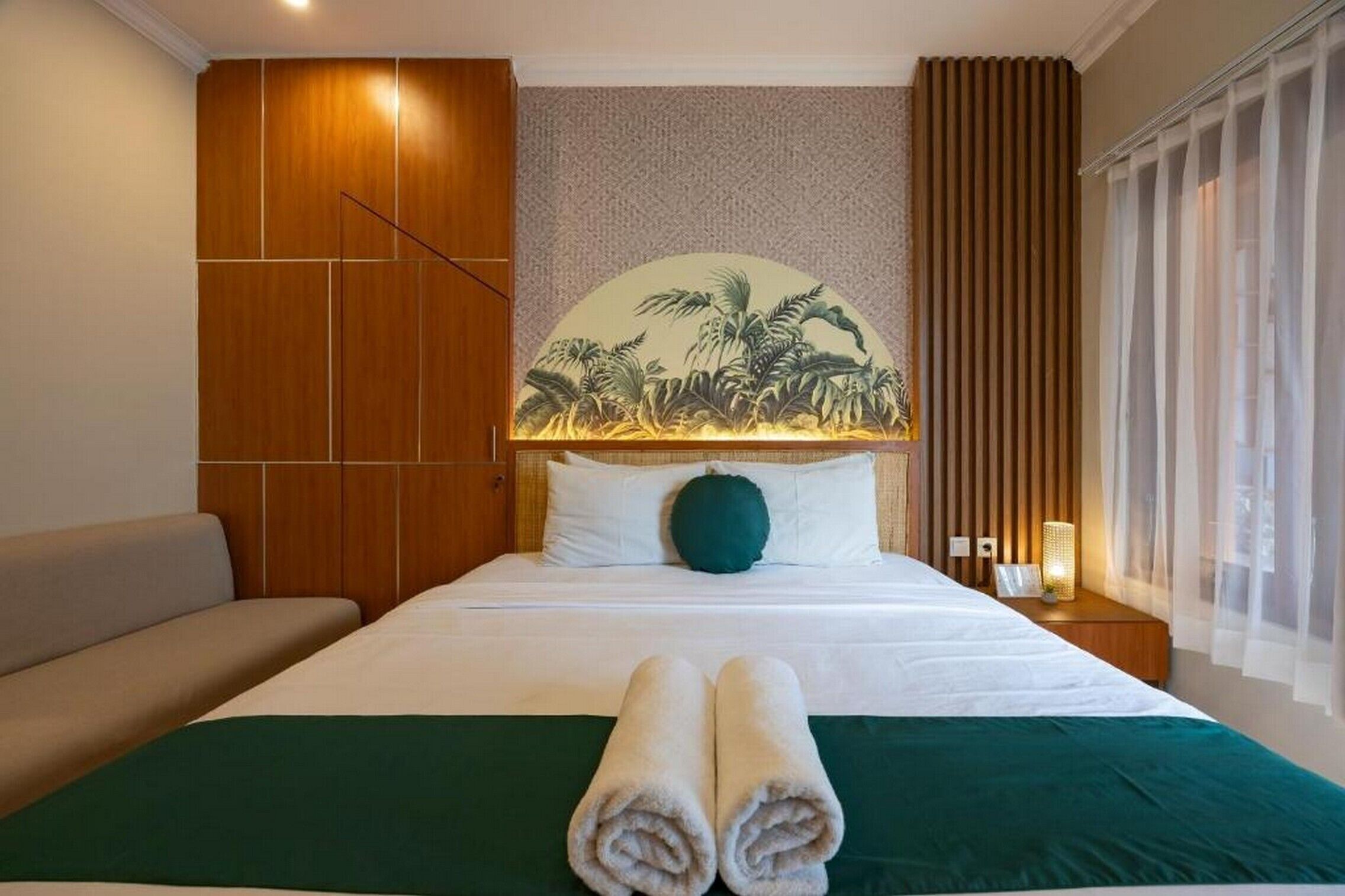 Desk, laptop workspace, free WiFi, bed sheets