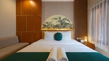 Meja kerja, ruang kerja ramah laptop, Wi-Fi gratis, dan seprai linen