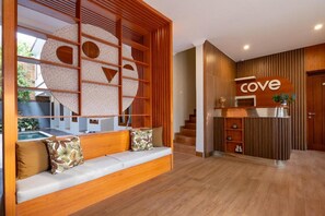 Lobby sitting area - Cove Vin Stay Petanu (Denpasar)