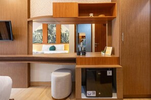 Escritorio, espacio para trabajar con laptop y wifi gratis 