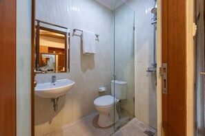 Deluxe Room, Balcony | Bathroom | Shower, soap, shampoo, toilet paper - Cove Vin Stay Petanu (Denpasar)