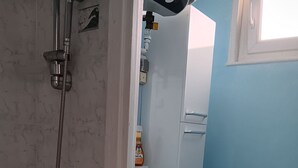 Un baño con ducha, inodoro y lavabo.