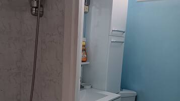 Een haardroger, handdoeken, toiletpapier