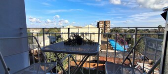 Twilight Terrace One-Bed Apartment with a Balcony and WiFi in the Avenues