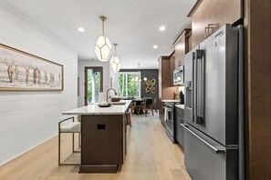 Køleskab, mikrobølgeovn, ovn, kogeplade