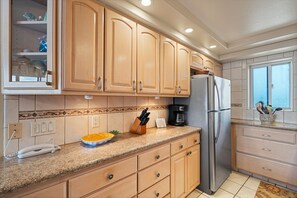 Condo, 2 habitaciones | Cocina privada | Cafetera y tetera, refrigerador, horno y tostadora 