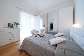 6 bedrooms, iron/ironing board, WiFi, bed sheets