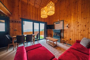 Deluxe bungalow, uitzicht op bergen | Woonruimte | Een 50-inch smart-tv met satellietzenders