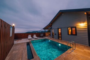 واي فاي مجانًا وملاءات أسرّة