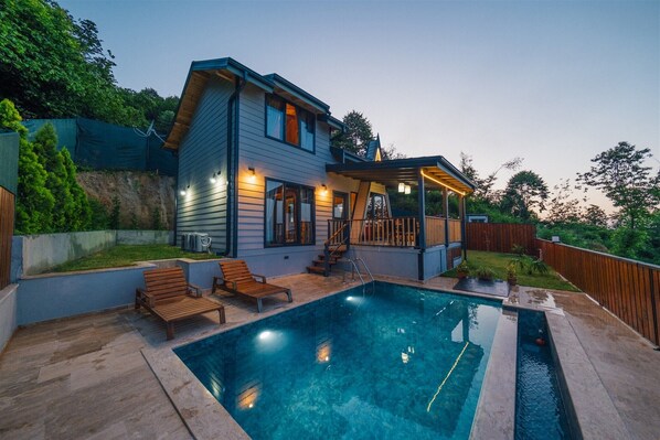 واي فاي مجانًا وملاءات أسرّة