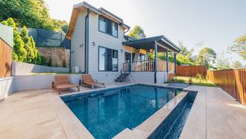 屋外プール、プール パラソル、サンラウンジャー